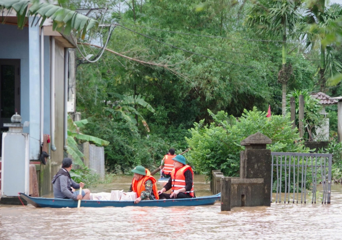 Lực lượng chức năng tiếp cận những vùng ngập sâu để hỗ trợ người dân trong mưa lũ