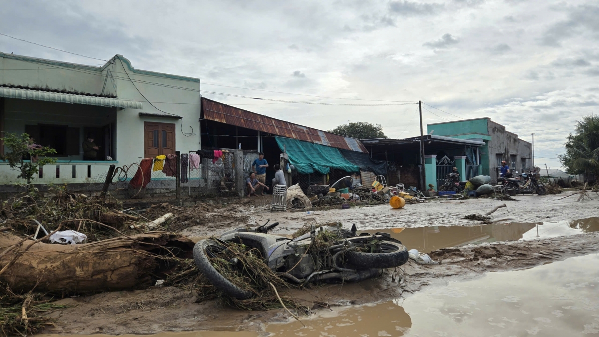 Nhiều ngôi nhà và tài sản của người dân vùng hạ du bị vùi lấp trong bùn đất, cuộc sống đảo lộn sau thảm họa.