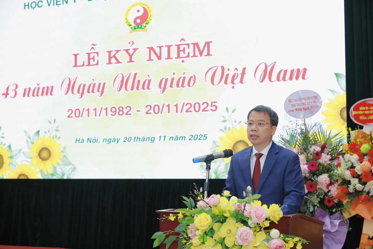 PGS.TS Nguyễn Quốc Huy, Giám đốc Học viện Y-Dược học cổ truyền Việt Nam phát biểu tại Lễ kỷ niệm Ngày Nhà giáo Việt Nam
