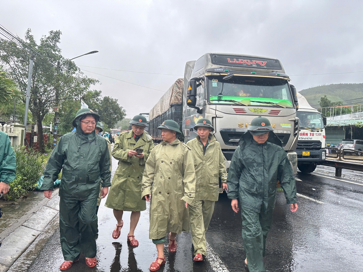 Phó Thủ tướng Hồ Quốc Dúng (bên trái) chỉ đạo ứng phó lũ nguy cấp tại Đắk Lắk