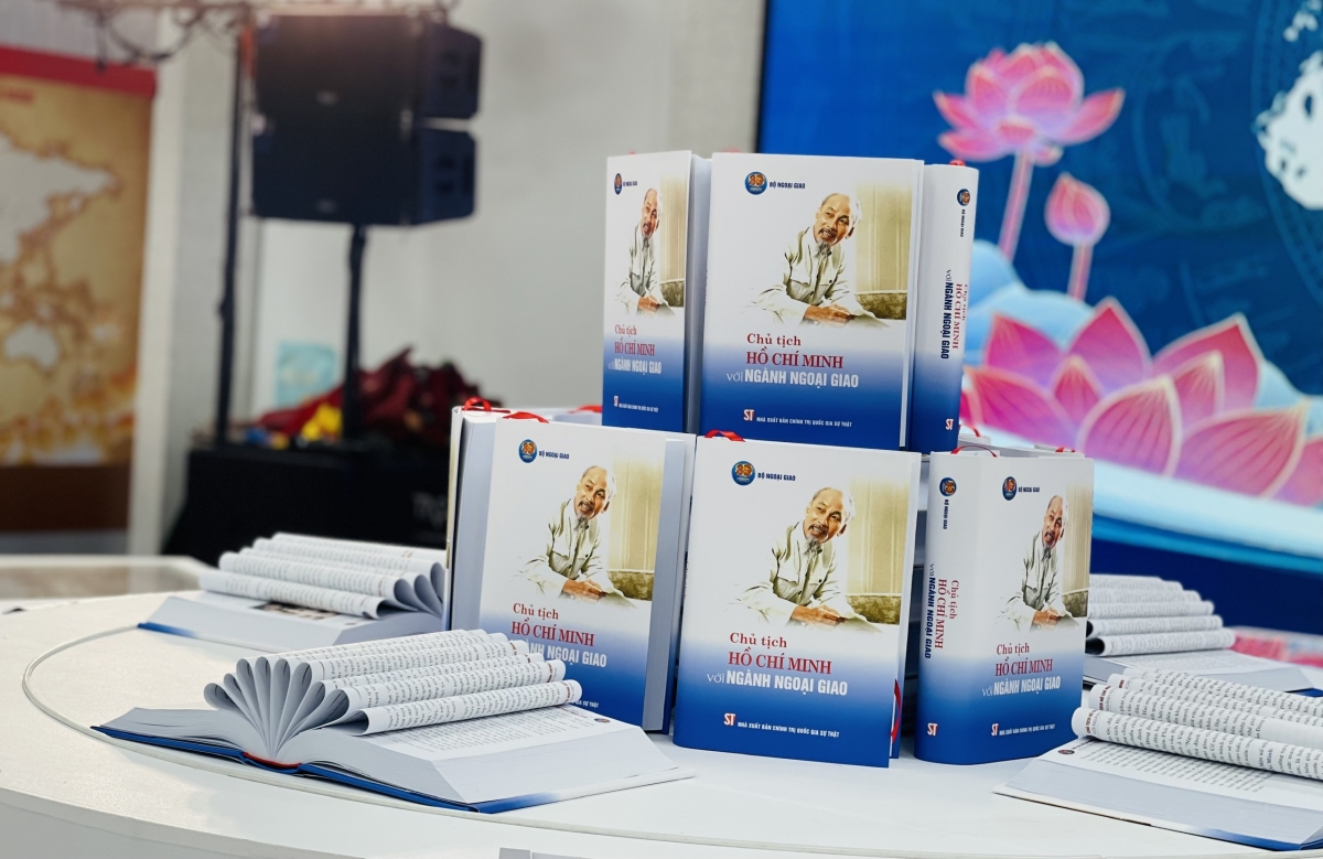 Cuốn sách "Chủ tịch Hồ Chí Minh với ngành Ngoại giao" do Bộ Ngoại giao xuất bản được trưng bày tại triển lãm.