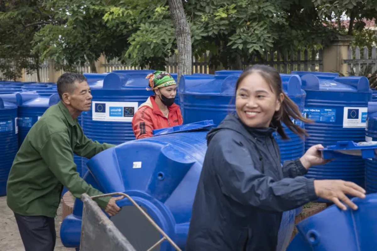 Bà con vùng lũ được cung cấp các thùng chứa nước sạch