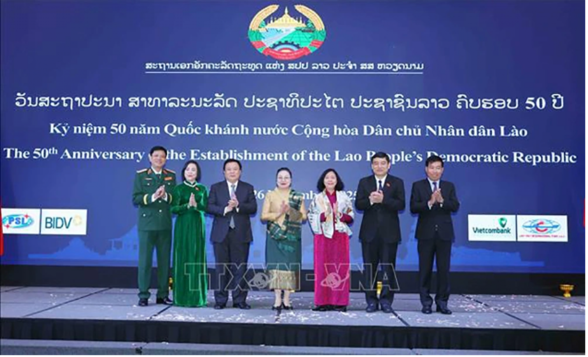 Đại biểu chụp ảnh chung tại chiêu đãi. (Ảnh: TTXVN)
 