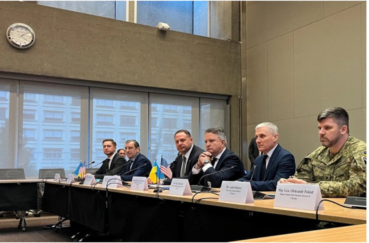 Phái đoàn Ukraine khi đang đàm phán với phái đoàn Mỹ ngày 23-11 về kế hoạch hòa bình do Washington đề xuất - Ảnh: REUTERS