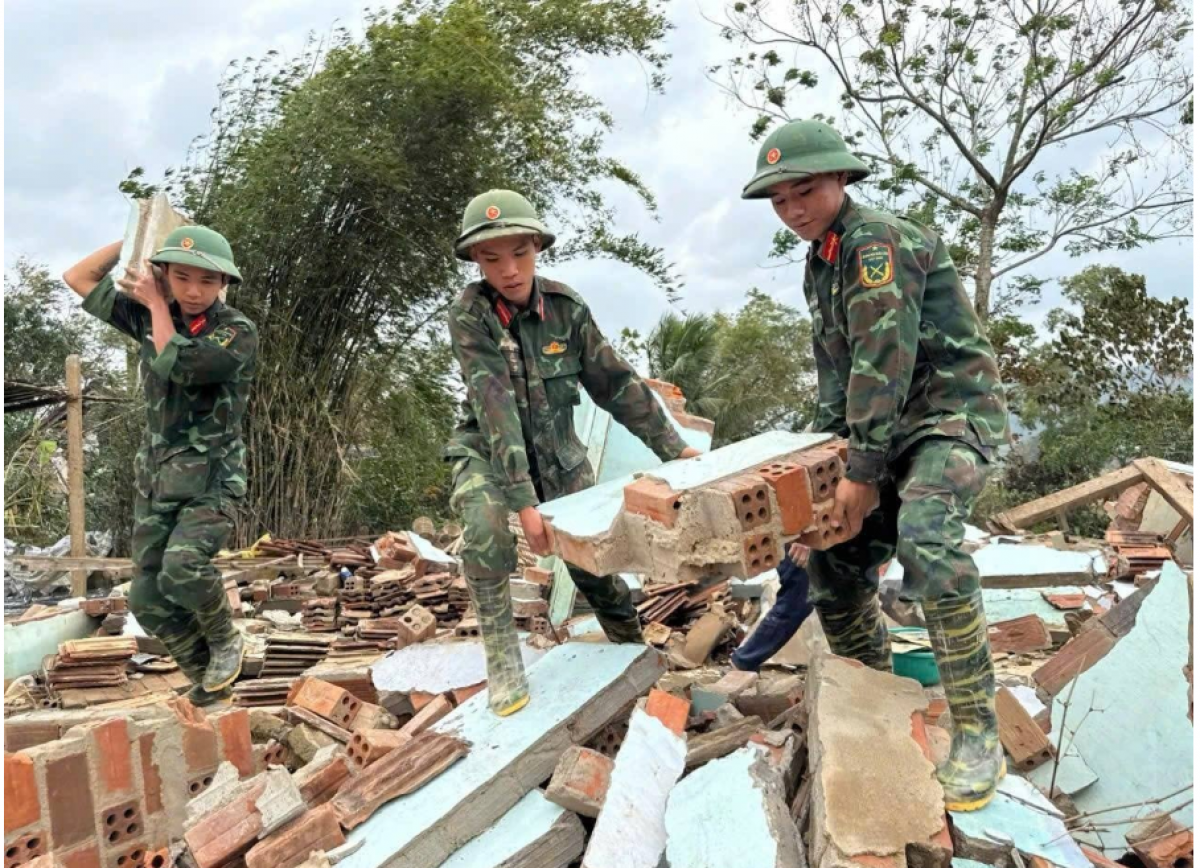 Bộ đội vượt khó, giúp dân có nhà mới trong thời gian sớm nhất có thể.