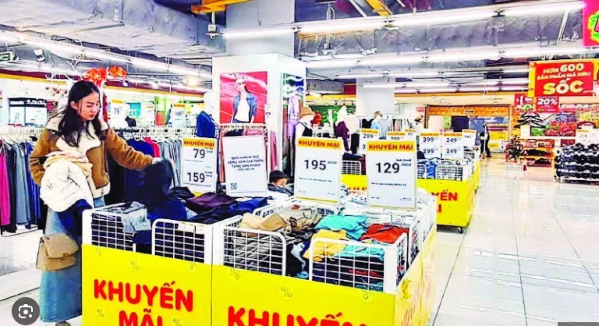 Doanh nghiệp bán lẻ kỳ vọng, các chương trình khuyến mại, giảm giá sẽ góp phần thu hút mua sắm, kích cầu tiêu dùng trong các tháng cuối năm.