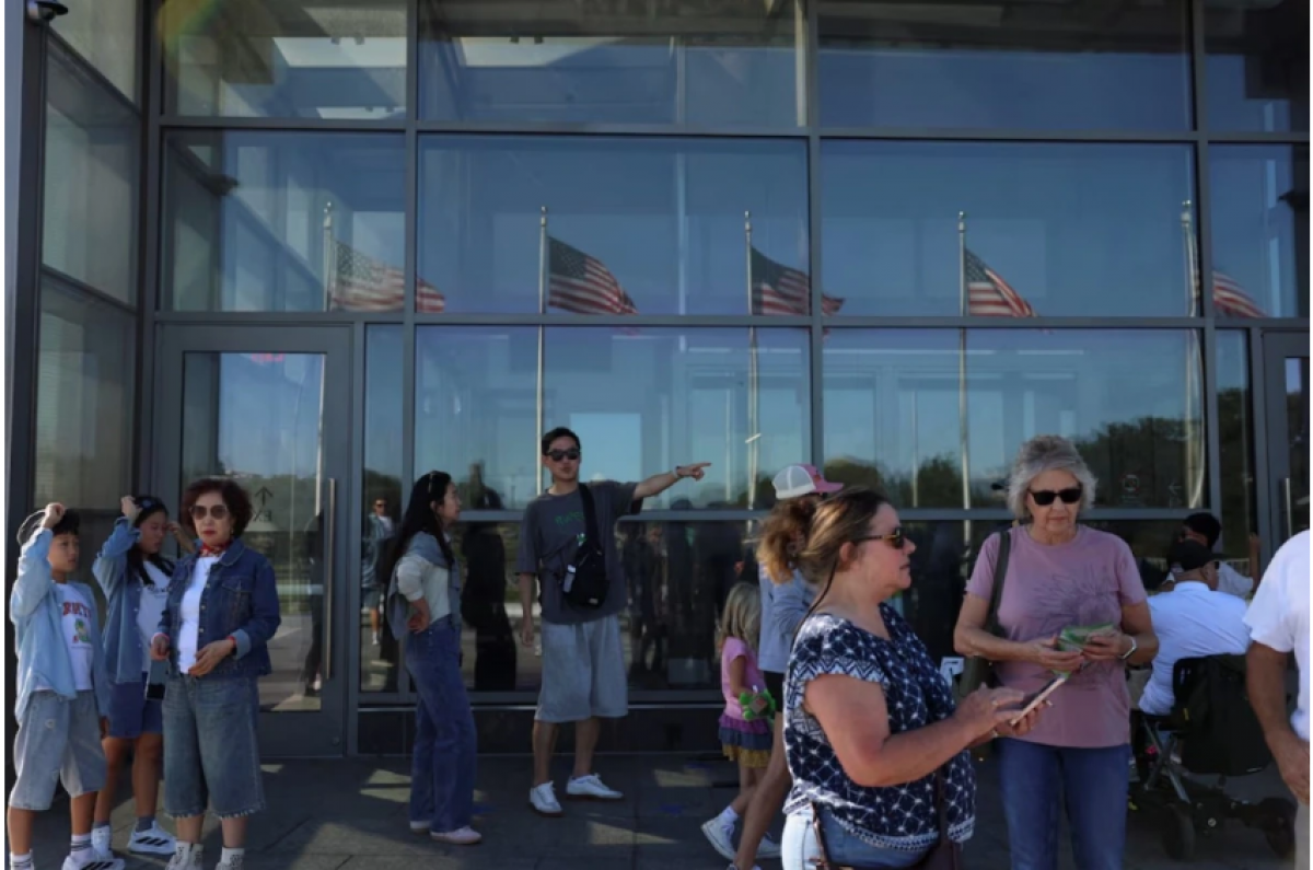 Người dân Mỹ chật vật xoay xở giữa cơn bão đóng cửa chính phủ. Ảnh minh hoạ: Reuters