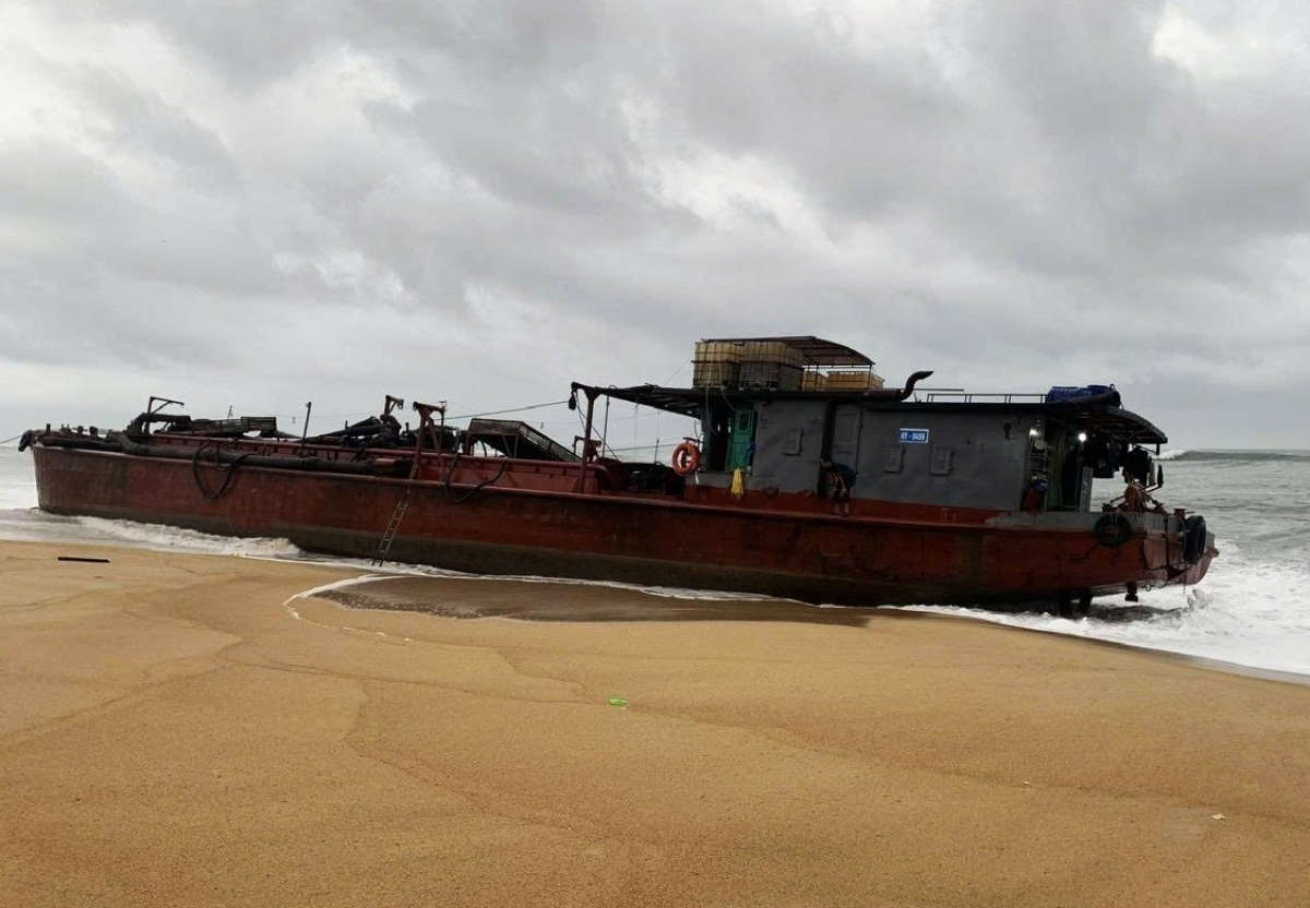 Tàu hàng số hiệu HY 0459. Ảnh UBND phường Đức Phổ cung cấp.