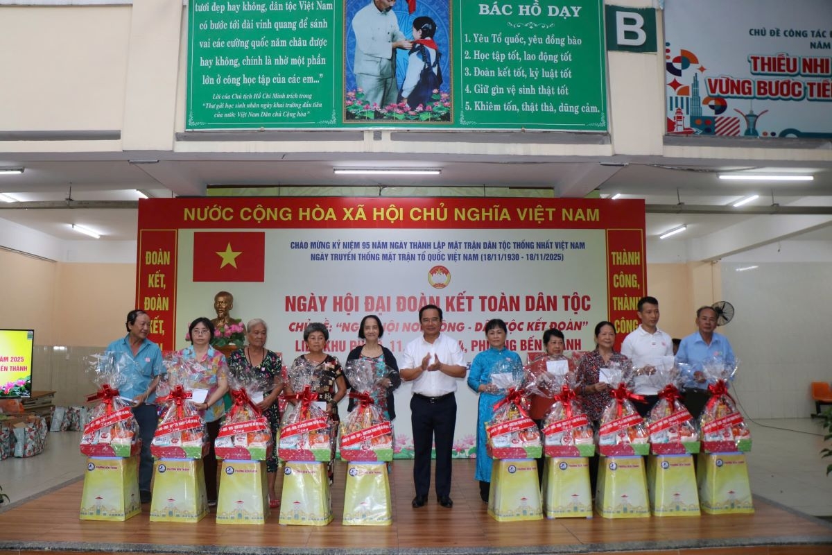 Trao quà đại đoàn kết cho nhân dân phường Bến Thành