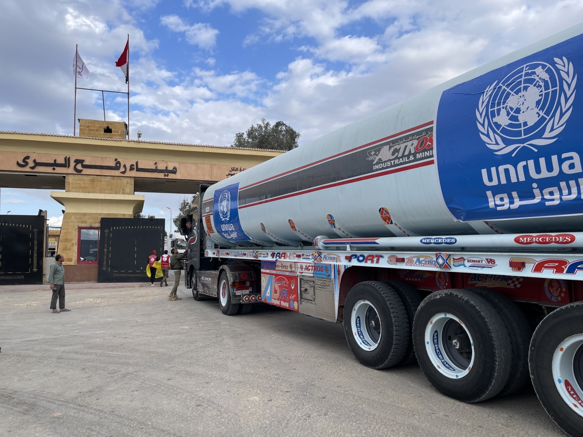 Xe chở nhiên liệu từ bán đảo Sinai của Ai Cập vào Gaza qua cửa khẩu Rafah (Ảnh: VOV Cairo).