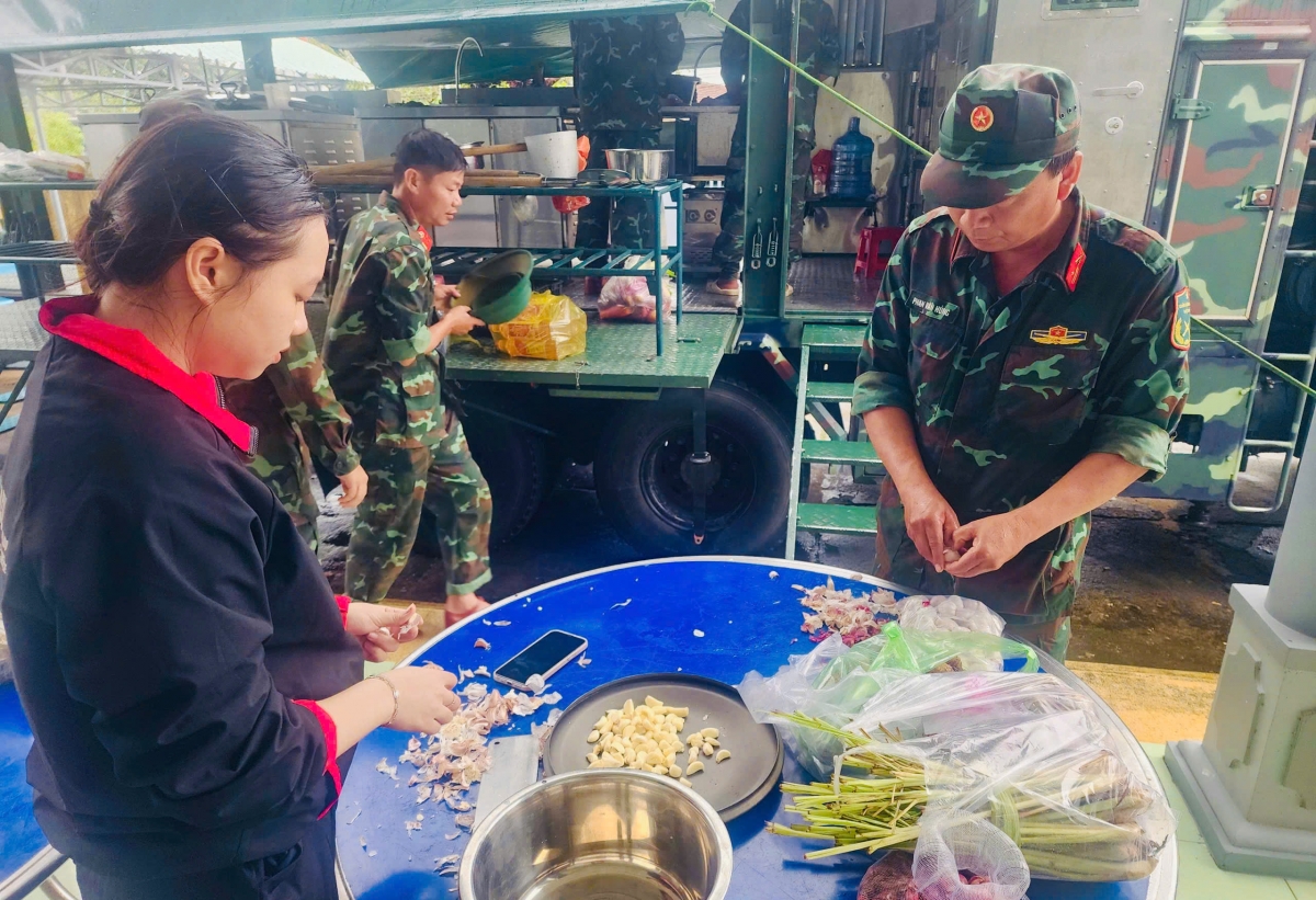 Bên trong chiếc xe bếp tự hành.