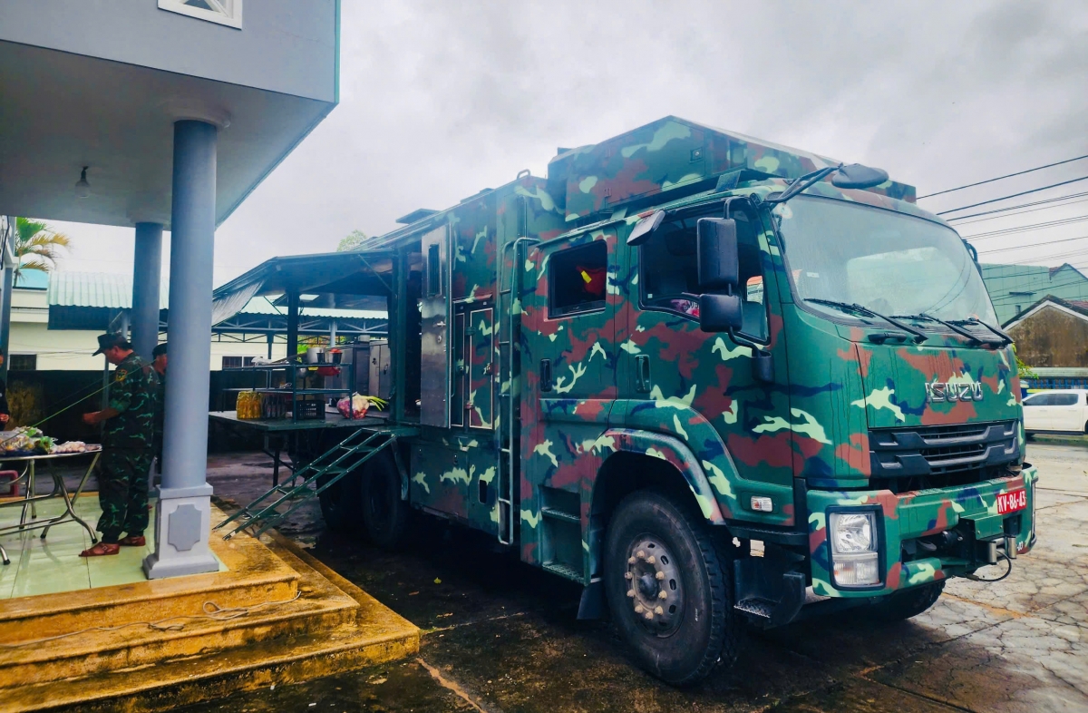 Chiếc xe bếp trở thành điểm tựa của bà con vùng lũ.