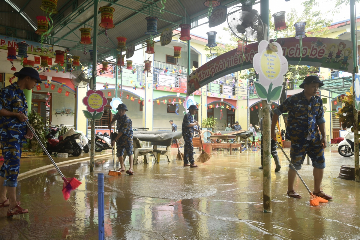 Rửa dọn khu vực sân trường