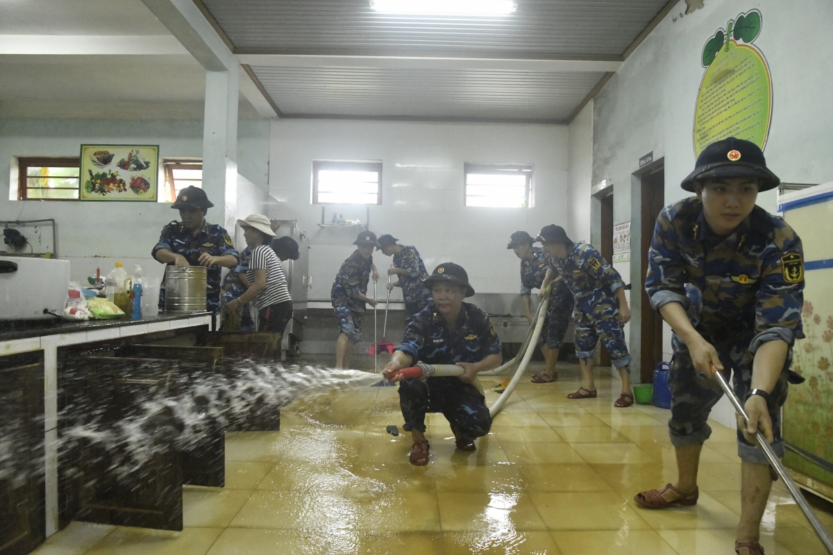 Các CBCS rửa dọn khu bếp ăn