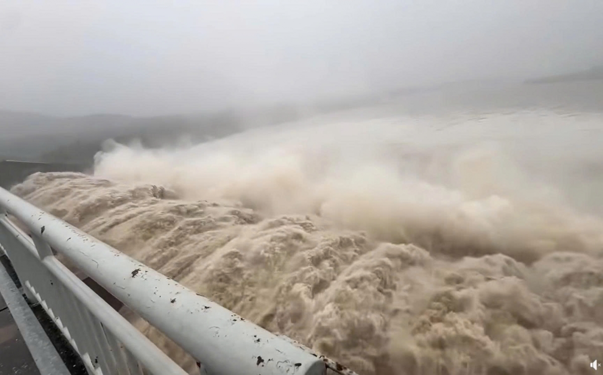 Nhà máy thủy điện Sông Ba Hạ nâng lưu lượng xả lũ lên hơn 16.000m³/s, một mức xả lũ hiếm thấy kể từ khi thủy điện hoạt động năm 2009