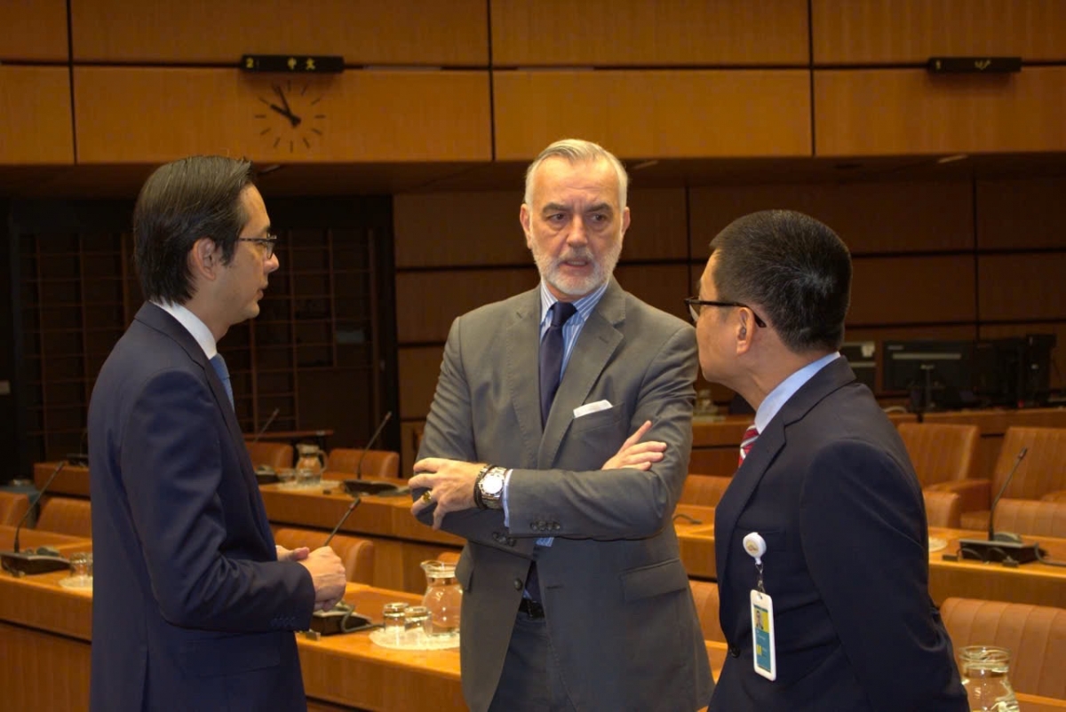 Đại sứ Đỗ Hùng Việt và Đại sứ Vũ Lê Thái Hoàng trao đổi cùng các đại biểu quốc tế