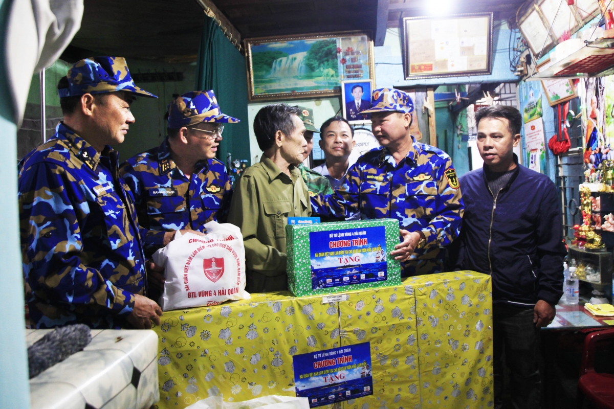 Chuẩn Đô đốc Nguyễn Anh Tuấn thăm, tặng quà gia đình ông Mai Đức Phúc,  Thương binh 3/4, nhà bị tốc mái trong bão số 13