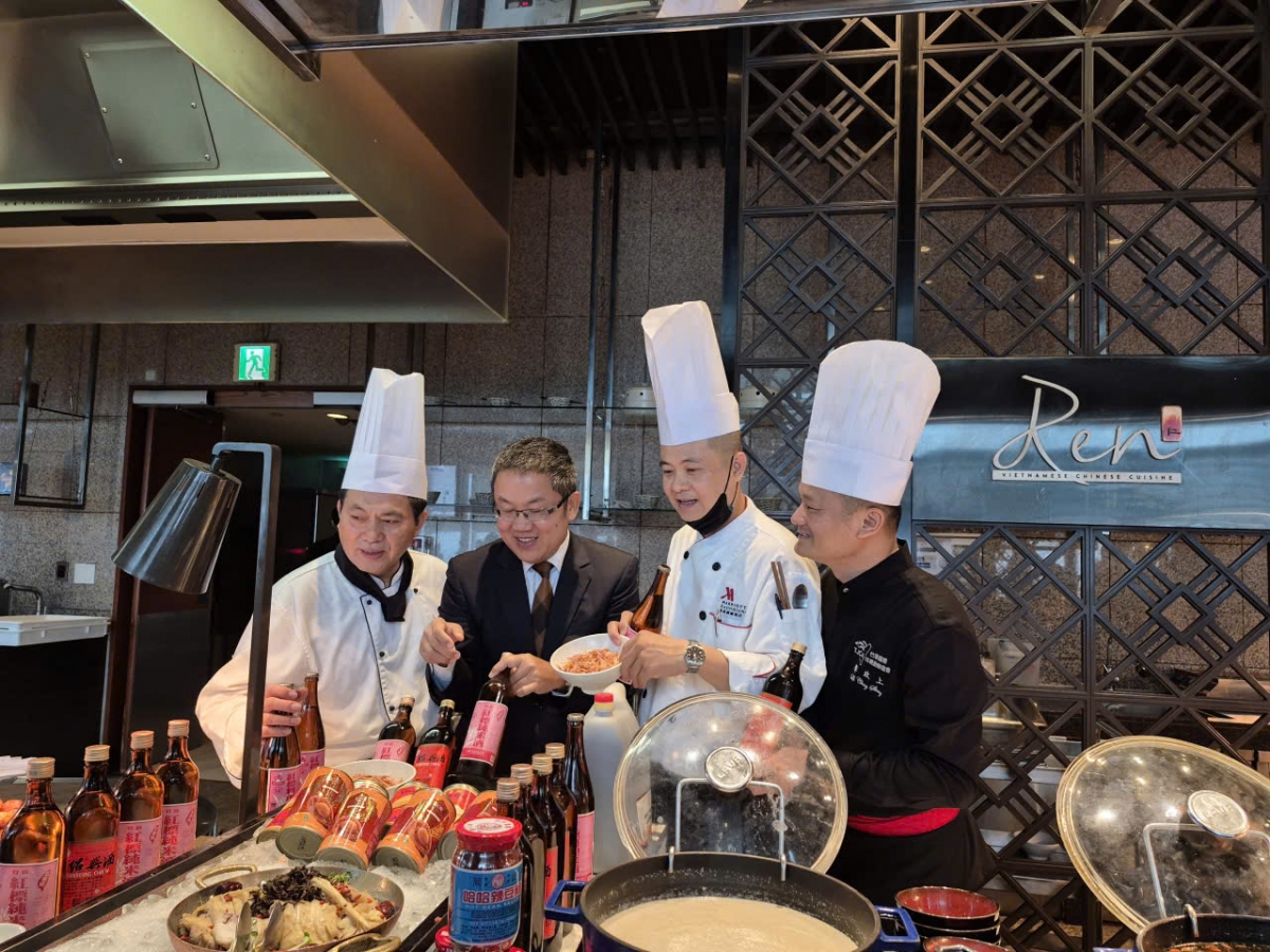Ông Lưu Thế Chung, Trưởng Đại diện Văn phòng Kinh tế và Văn hoá Đài Bắc tại Việt Nam và các đầu bếp cao cấp giới thiệu ẩm thực đến người dân Hà Nội