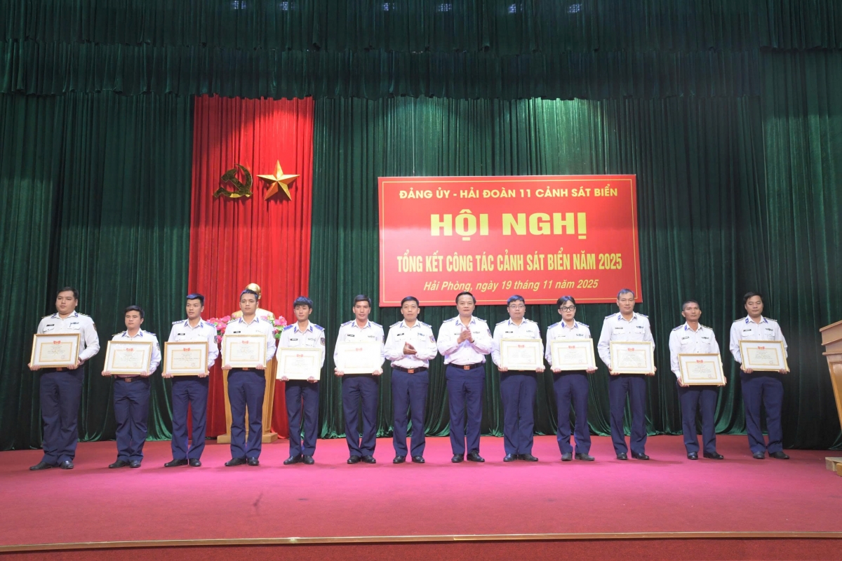 Hải đoàn trưởng, Chính ủy Hải đoàn trao thưởng cho các tập thể, cá nhân có thành tích xuất sắc trong năm 2025