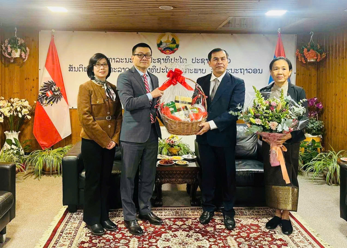 Đại sứ Vũ Lê Thái Hoàng chúc mừng Đại sứ CHDCND Lào