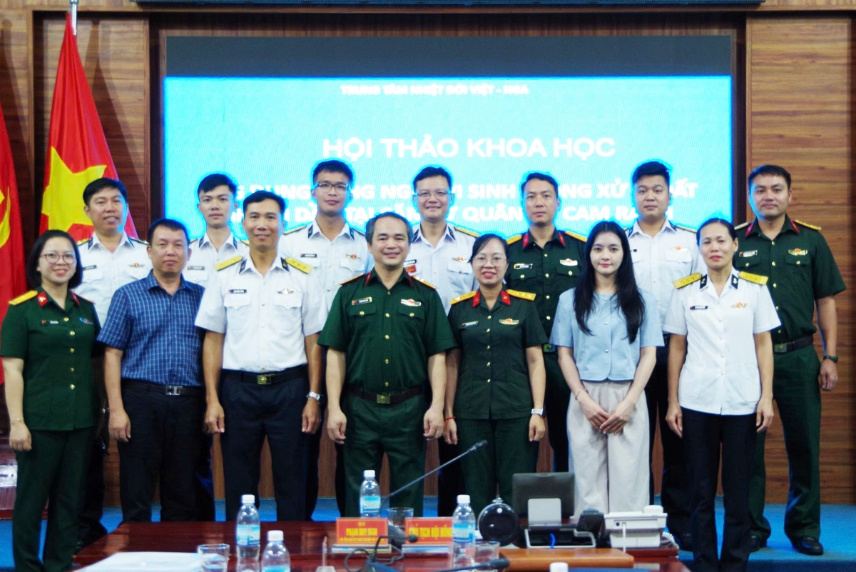 Các đại biểu chụp ảnh lưu niệm sau hội thảo