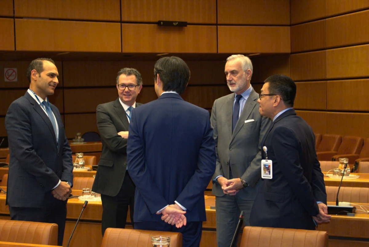 Bên lề các phiên thảo luận