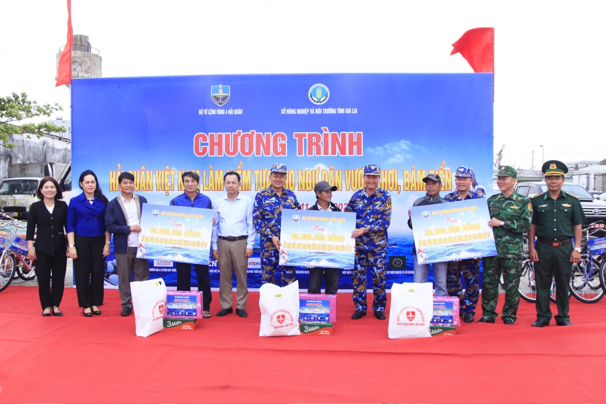 Trao biển biểu trưng hỗ trợ kinh phí dựng lại nhà cho các gia đình ngư dân bị thiệt hại nặng nề bởi cơn bão số 13