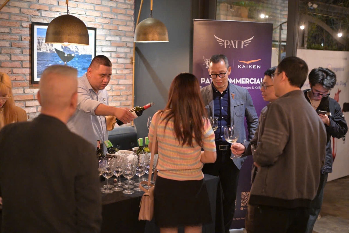 Du khách thưởng thức thịt bò và rượu vang Argentina