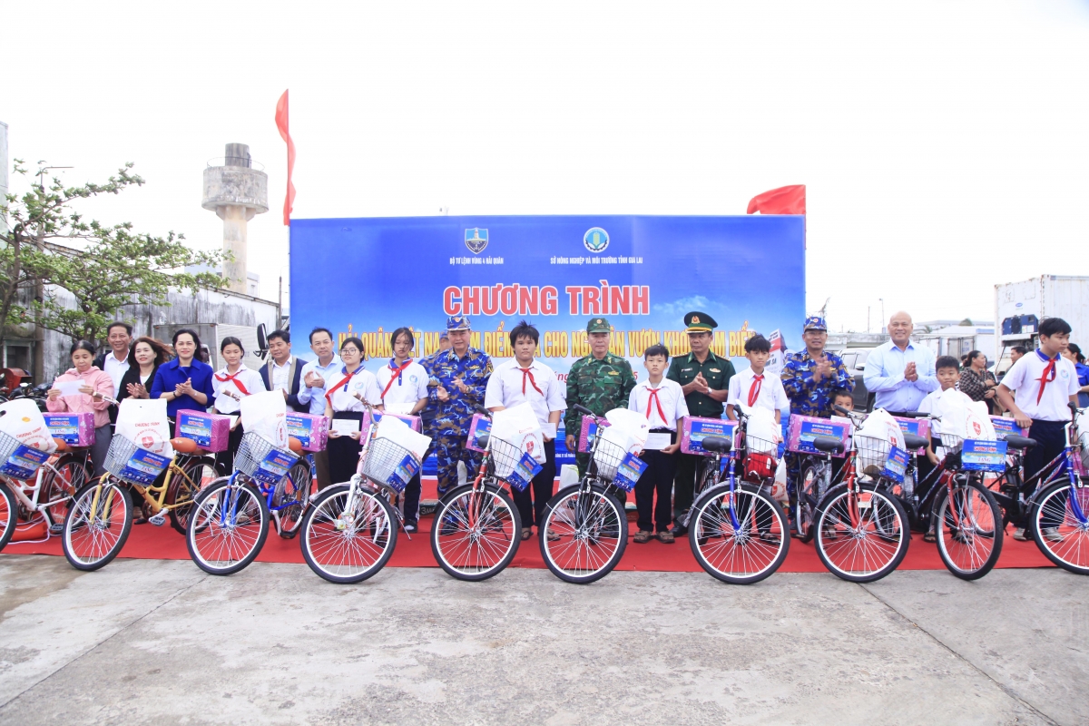 Trao tặng quà, xe đạp các cháu là con ngư dân khó khăn vươn lên trong học tập.