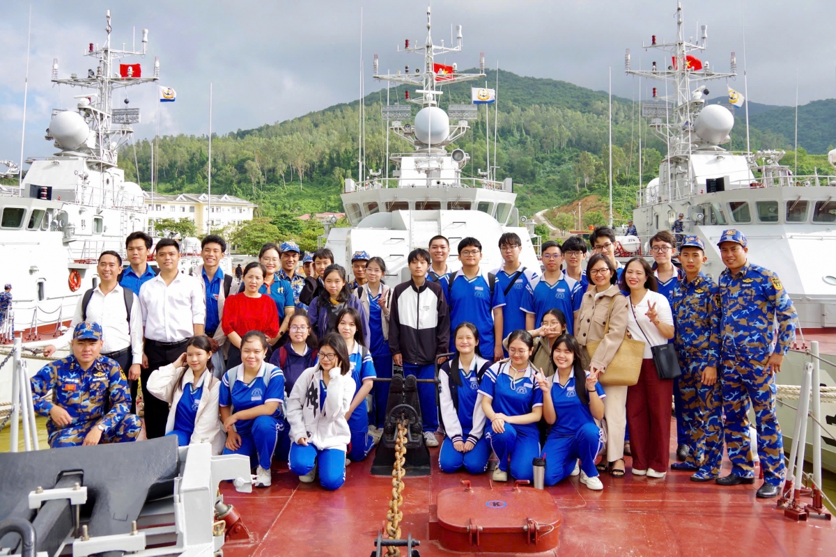 Các đại biểu, giáo viên và học sinh chụp ảnh lưu niệm cùng cán bộ, chiến sĩ Vùng 3 Hải quân sau buổi tuyên truyền.