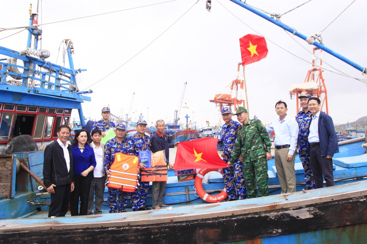 Trao tặng cờ Tổ quốc cho các tàu cá của ngư dân.