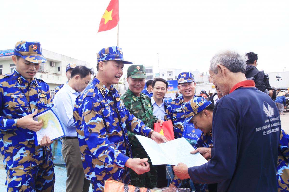Tuyên truyền, hướng dẫn ngư dân những kiến thức về luật biển và khai thác hải sản