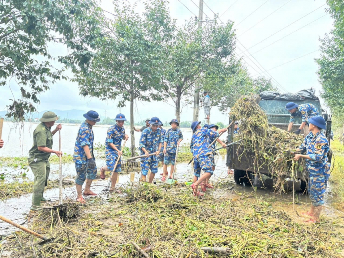 Cán bộ, chiến sĩ Tiểu đoàn 355 dọn dẹp rác thôn Phú Sơn 1, xã Hòa Tiến, thành phố Đà Nẵng