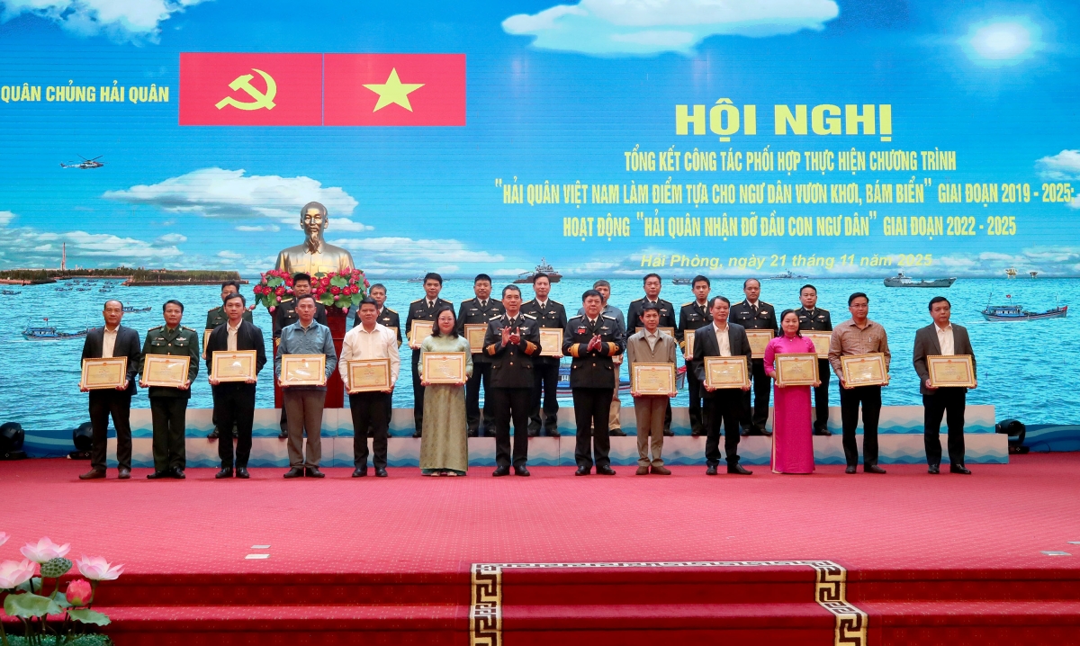 38 tập thể và 39 cá nhân được khen thưởng