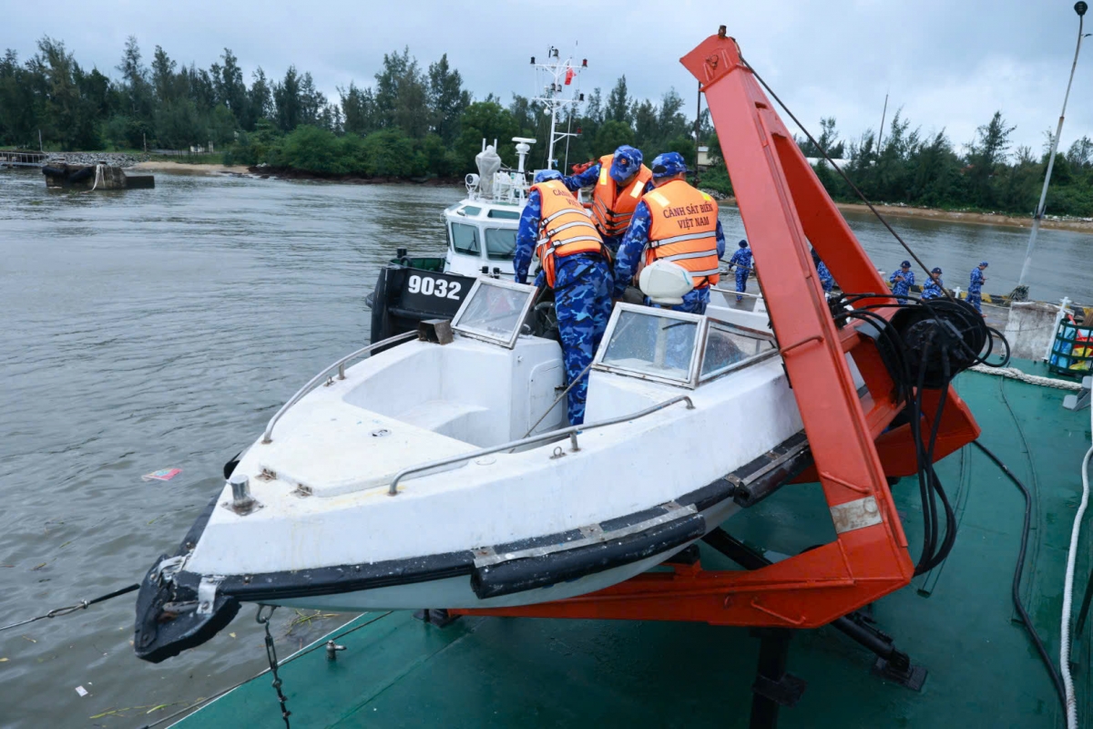 Kiểm tra tình trạng kỹ thuật của xuồng CSB sẵn sàng làm nhiệm vụ khi có lệnh