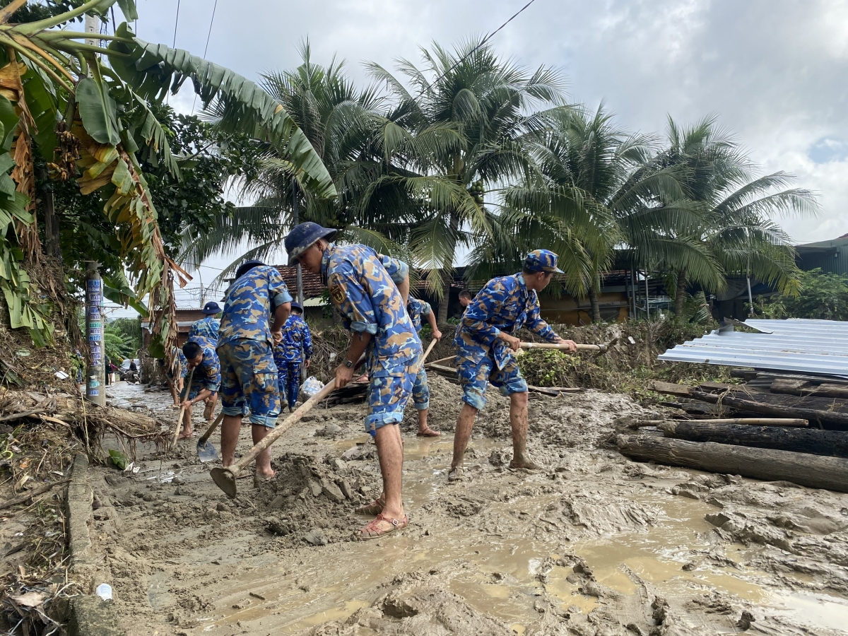Cán bộ chiến sĩ Vùng 4 Hải quân chạy đua thời gian khắc phục hậu quả mưa lũ tại thôn Trung Vĩnh Phương, Nha Trang