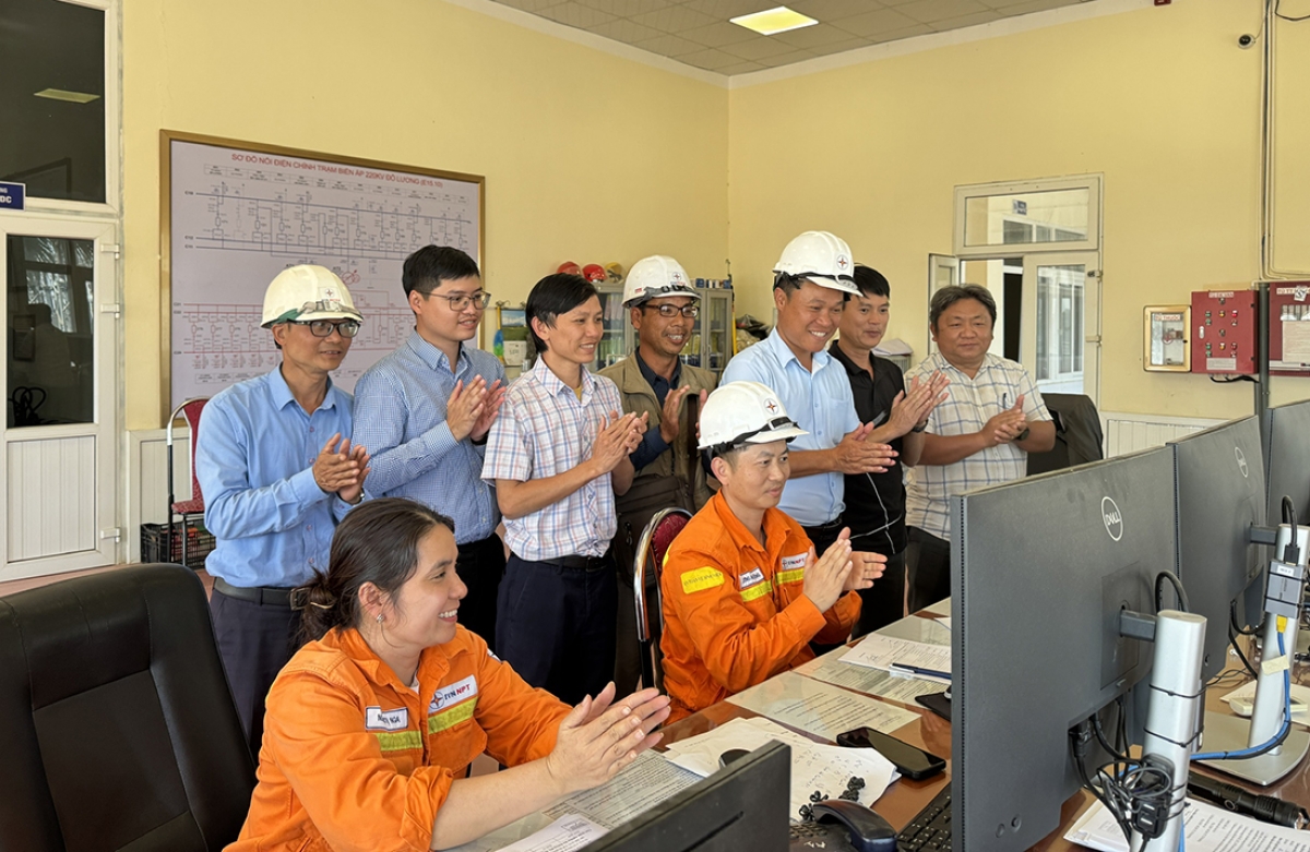  Đại diện CPMB cùng các đơn vị liên quan chứng kiến thời khắc đóng điện Dự án đường dây 220kV Đô Lương - Nam Cấm.