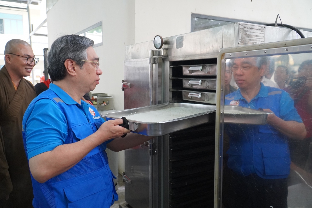 Ông Nguyễn Phước Lộc, Phó Bí thư thành ủy thành phố Hồ Chí Minh kiểm tra bếp ăn đặt tại Trường Đại học Nha Trang