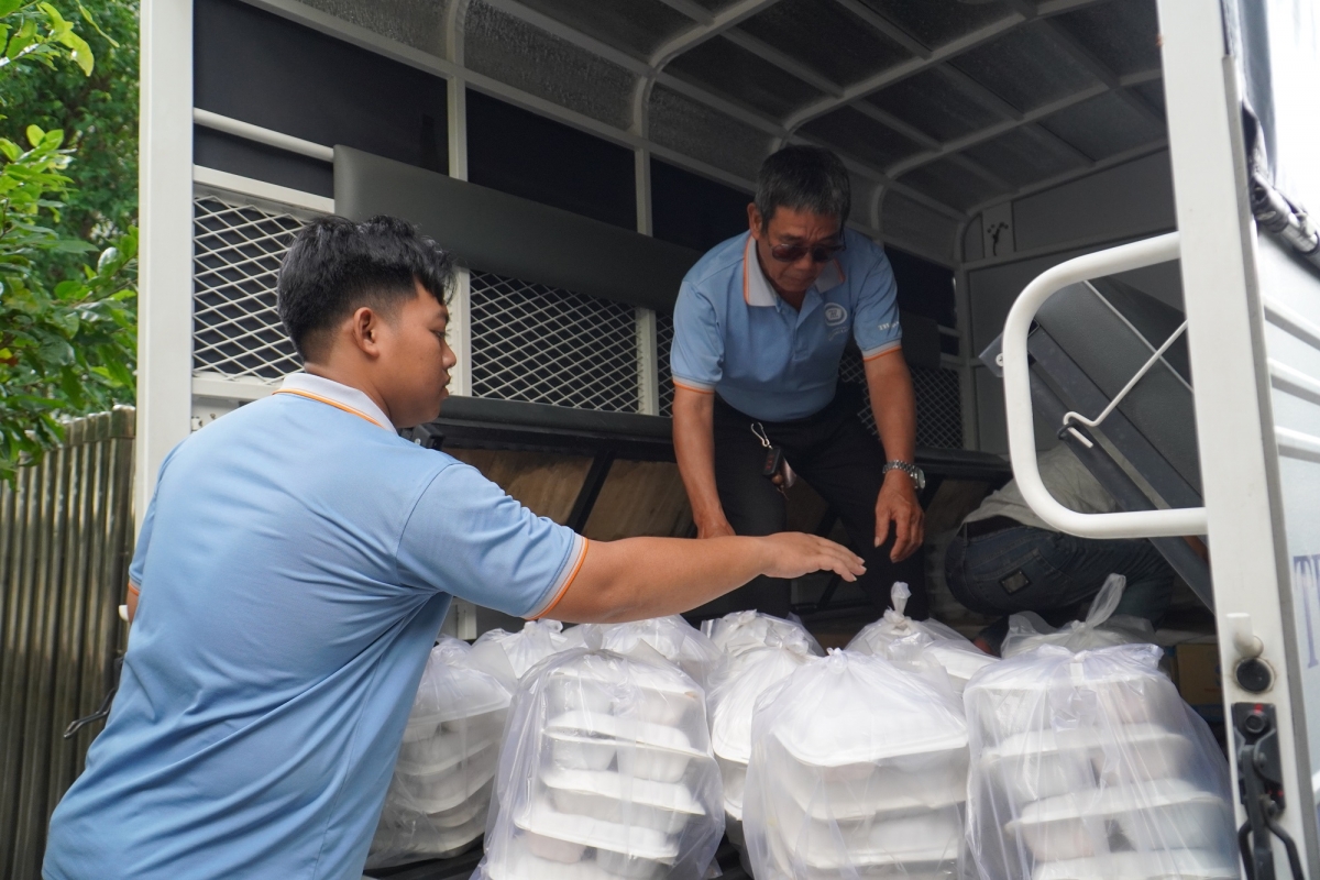 Hơn 10.000 suất ăn được đoàn Thành phố Hồ Chí Minh hỗ trợ người dân vùng lũ tỉnh Khánh Hòa