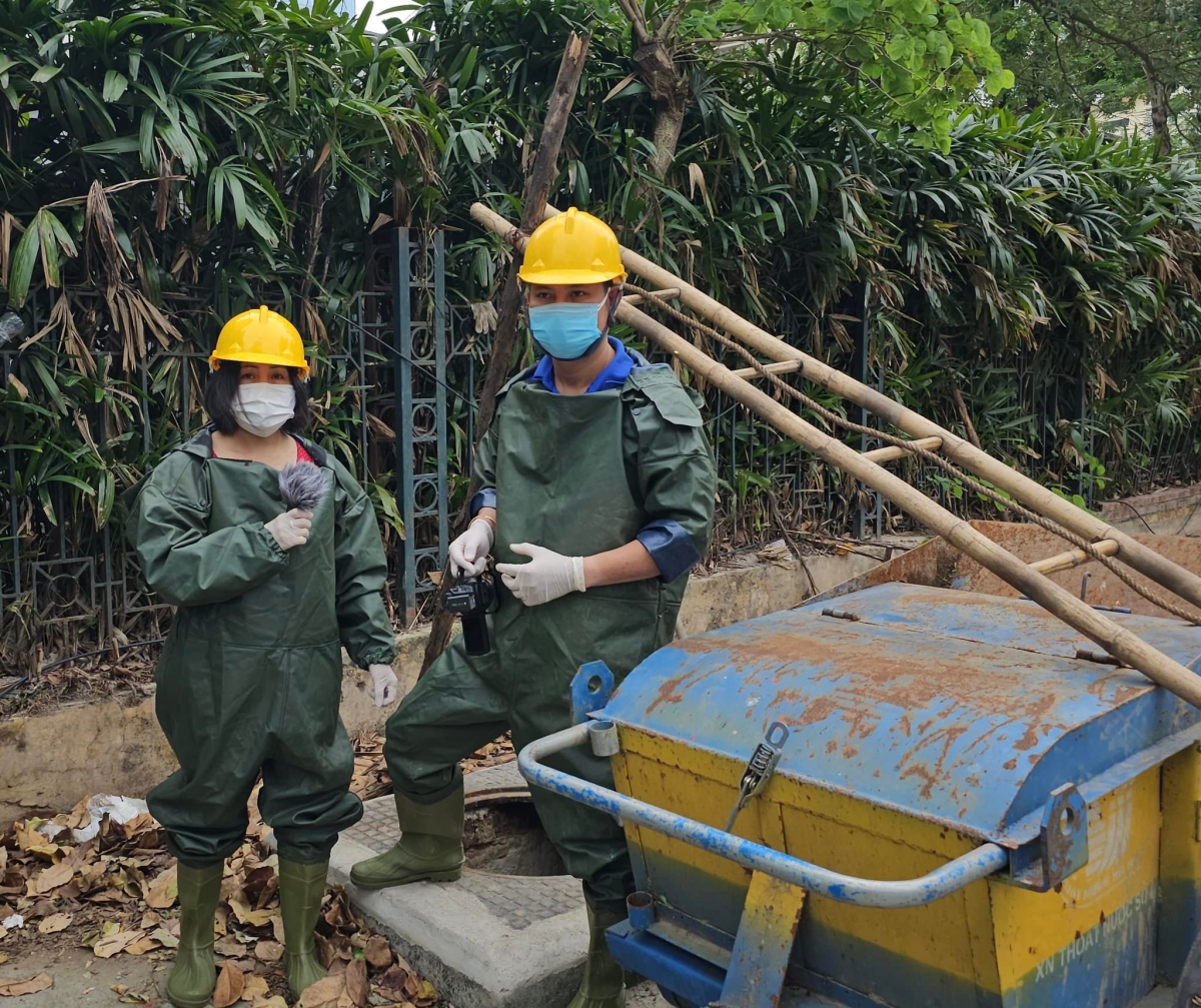 Nhóm tác giả “Ánh sáng trong thế giới cống ngầm”: Nhà báo Nguyễn Thị Mai Hồng và Phạm Văn An chuẩn bị tác nghiệp dưới cống ngầm Hà Nội
 