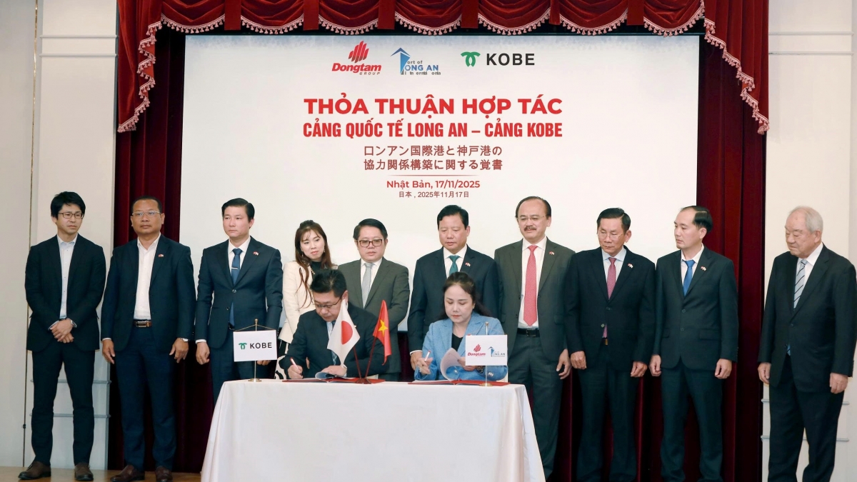 Ms Quỳnh Hương, TGĐ Cảng Quốc tế Long An &amp; Mr Tomohisa Izumi, Phó TGĐ Cảng Kobe ký kết MOU
