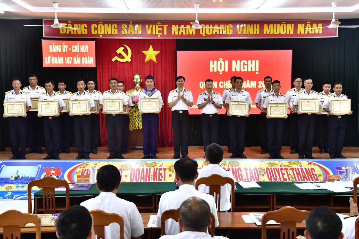 Trao thưởng cho các tập thể và cá nhân có thành tích xuất sắc 2 