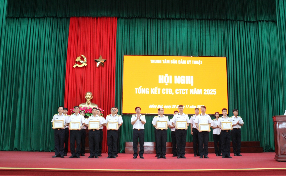 Đồng chí Bí thư Đảng ủy Trung tâm trao thưởng cho các đảng viên hoàn thành xuất sắc nhiệm vụ năm 2025