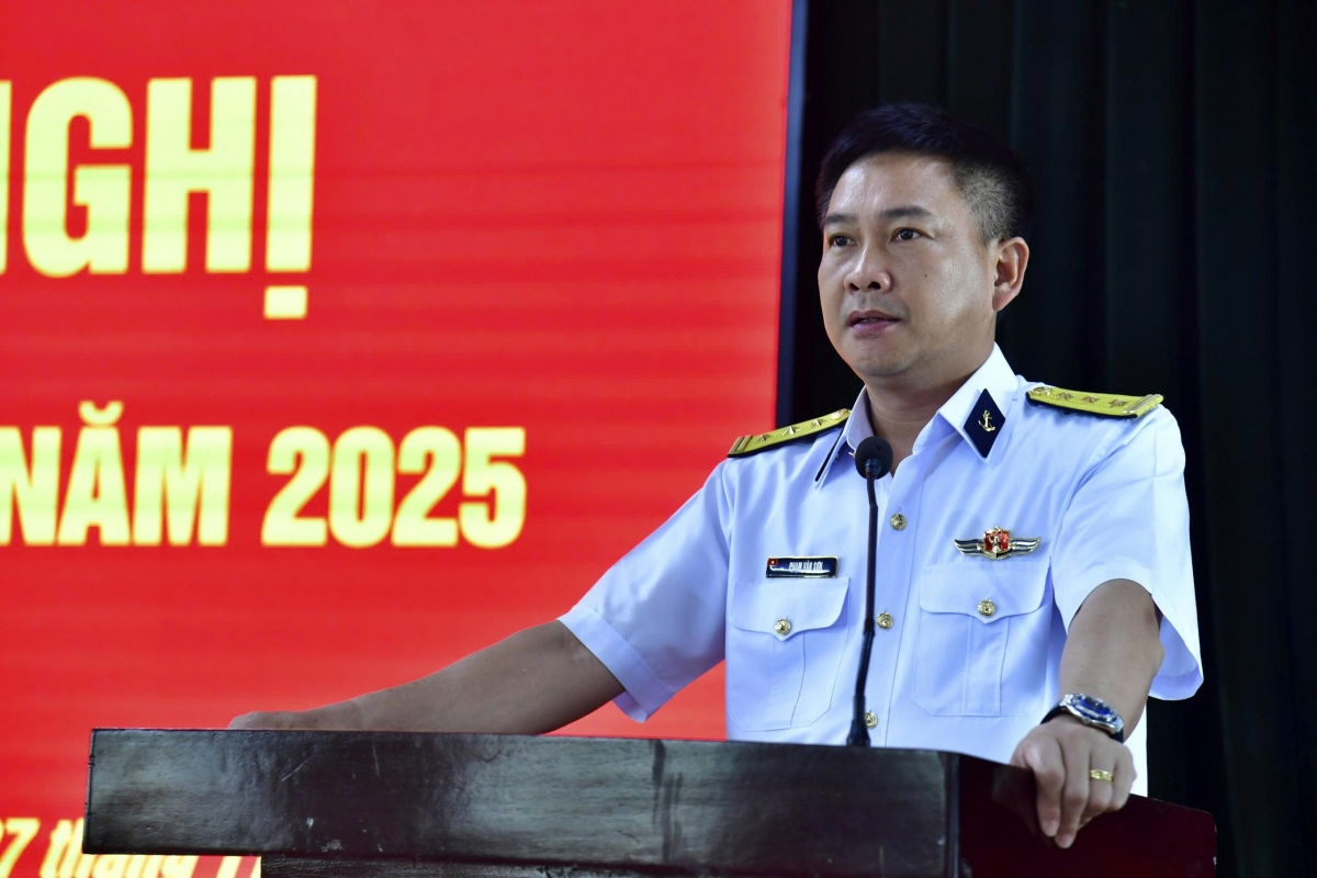 Thượng tá Phạm Văn Sơn, Phó Tư lệnh- Tham mưu trưởng Vùng 2 Hải quân phát biểu  chỉ đạo hội nghị.