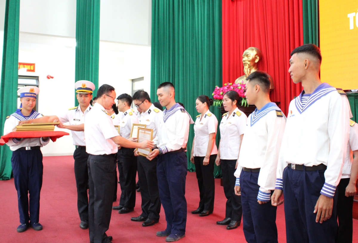 Thủ trưởng Trung tâm trao thưởng các tập thể, cá nhân có thành tích tốt trong hoạt động công tác quần chúng năm 2025