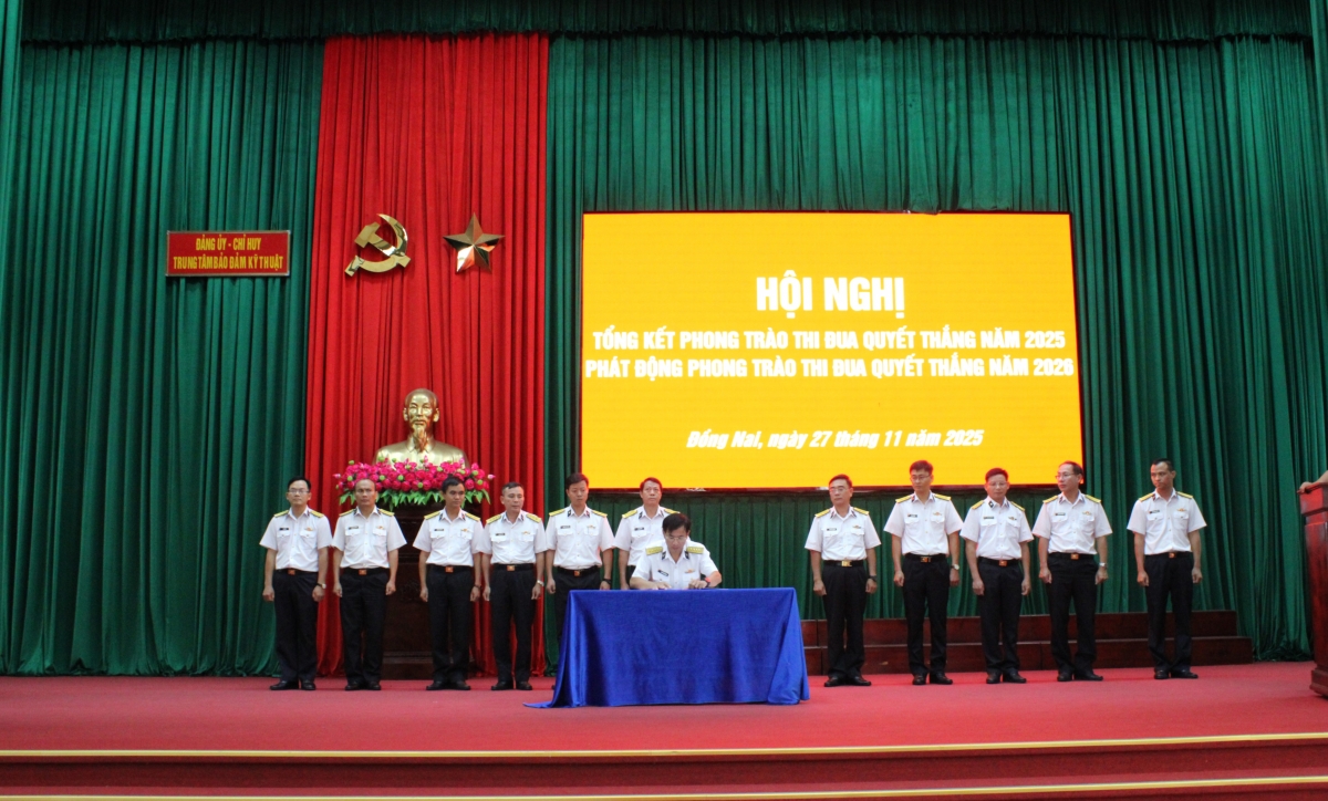 Chủ tịch Hội đồng thi đua, khen thưởng Trung tâm ký nhận giao ước thi đua năm 2026