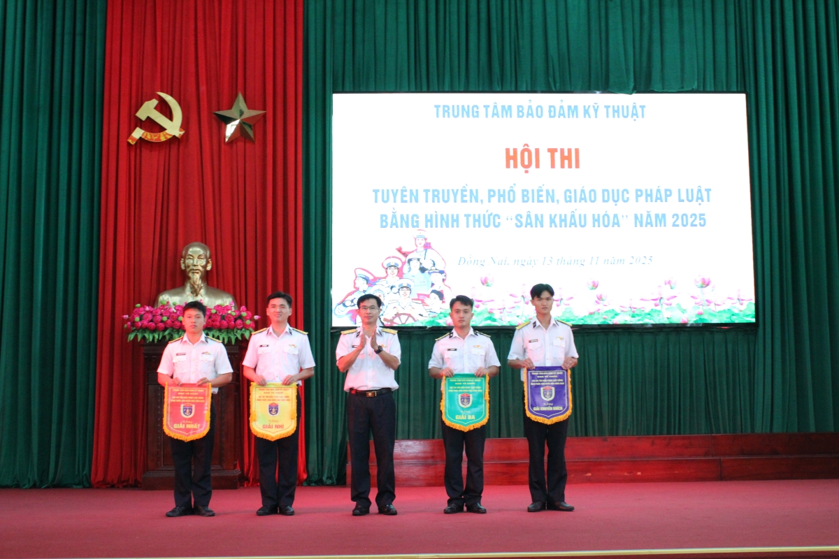 Đại tá Nguyễn Hữu Lương, Chính ủy Trung tâm trao cờ cho các đội thi