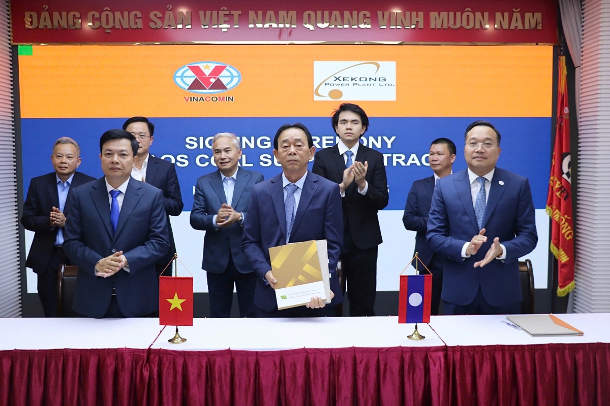 Đại diện Công ty CP Xuất nhập khẩu than - Vinacomin và Công ty CP Kinh doanh than Miền Bắc - Vinacomin với Công ty TNHH Năng lượng Xekong, Tập đoàn Phonesack - Lào thực hiện nghi lễ ký kết.