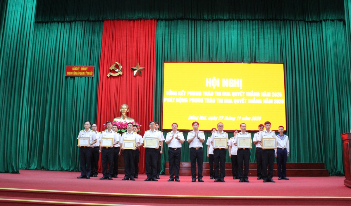 Trao thưởng cho các tập thể, cá nhân