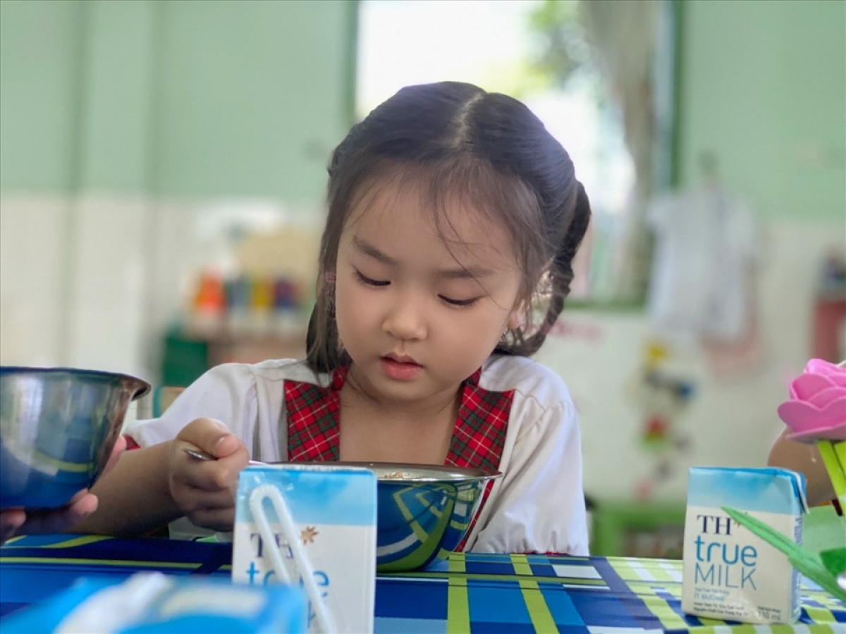 Bữa ăn phụ có vai trò quan trọng phát triển tầm vóc trẻ em. Ảnh: Báo Lao động.